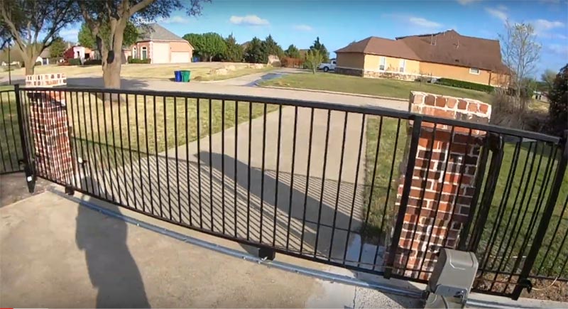 Automatic driveway gate